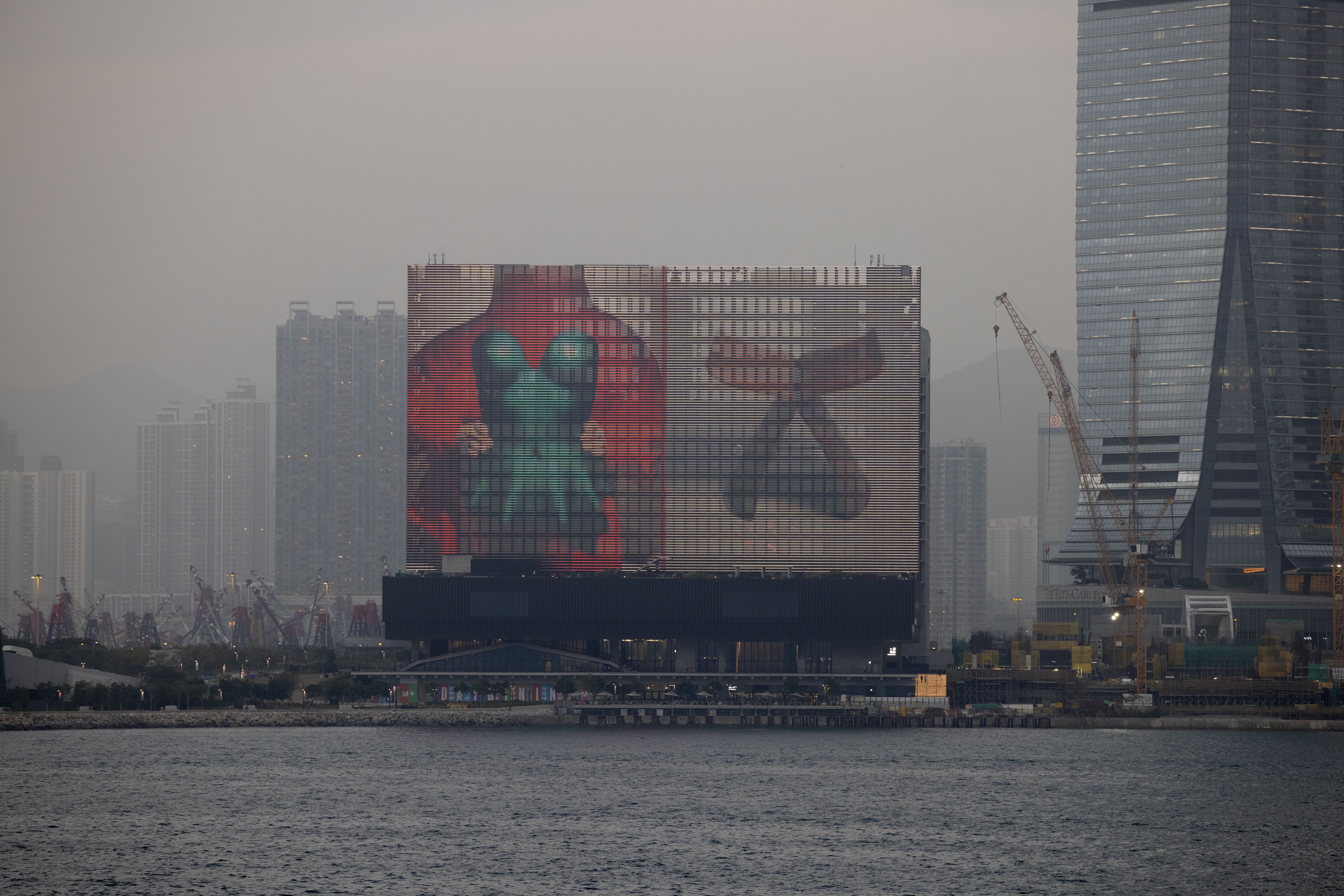 螢幕背後：M+幕牆