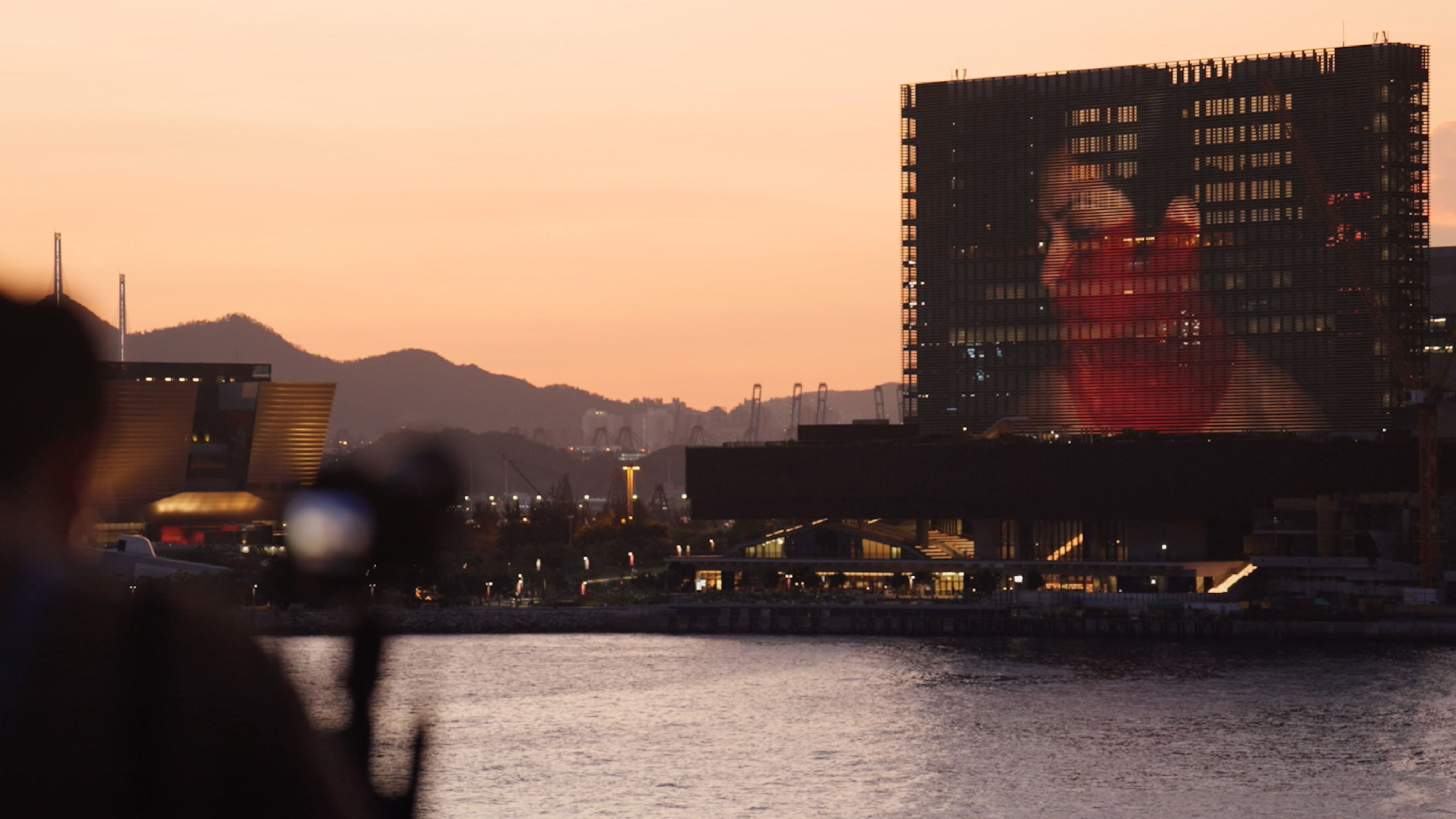 螢幕背後：M+幕牆