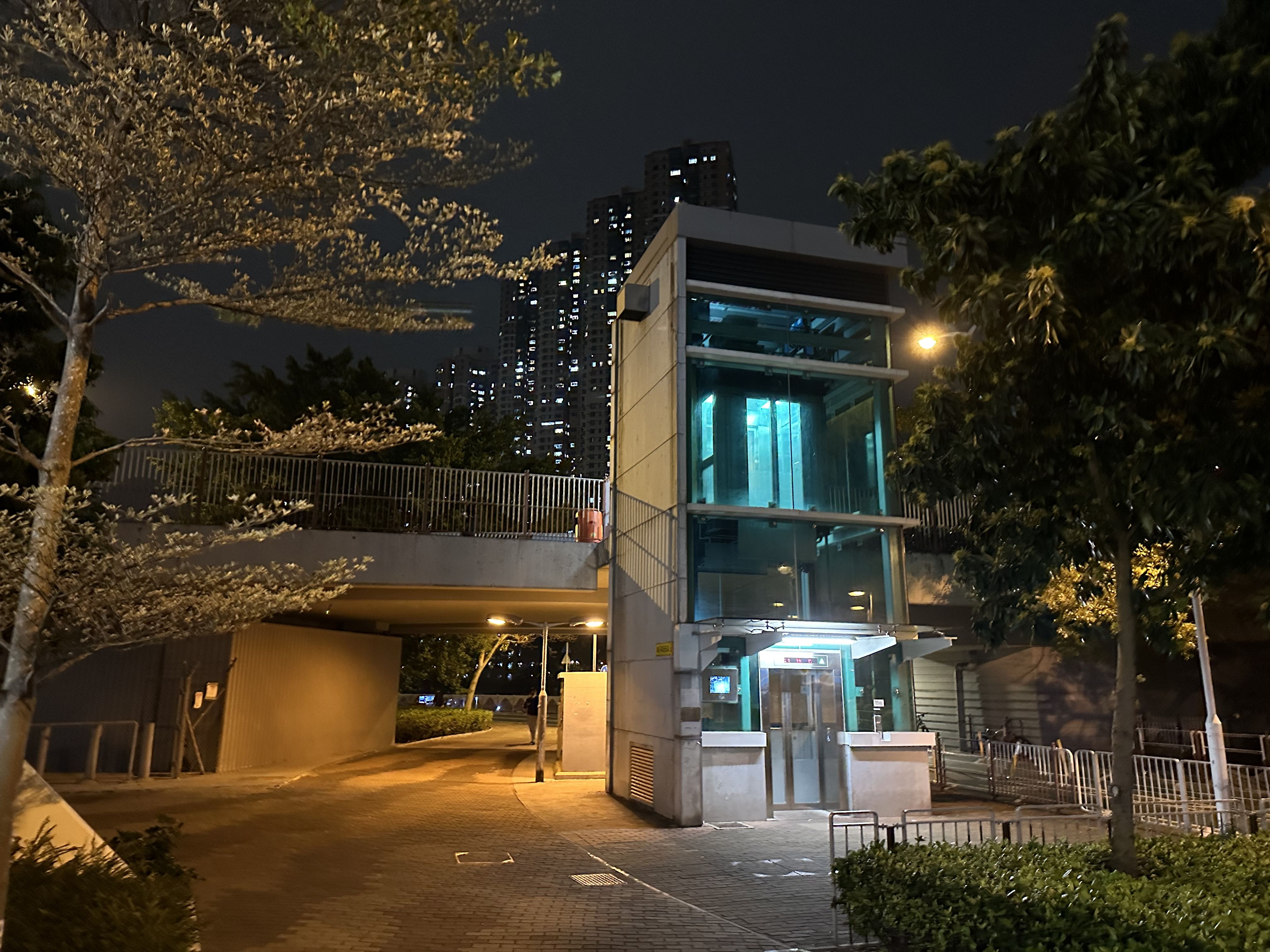 黑夜中有一部灯火通明的升降机。