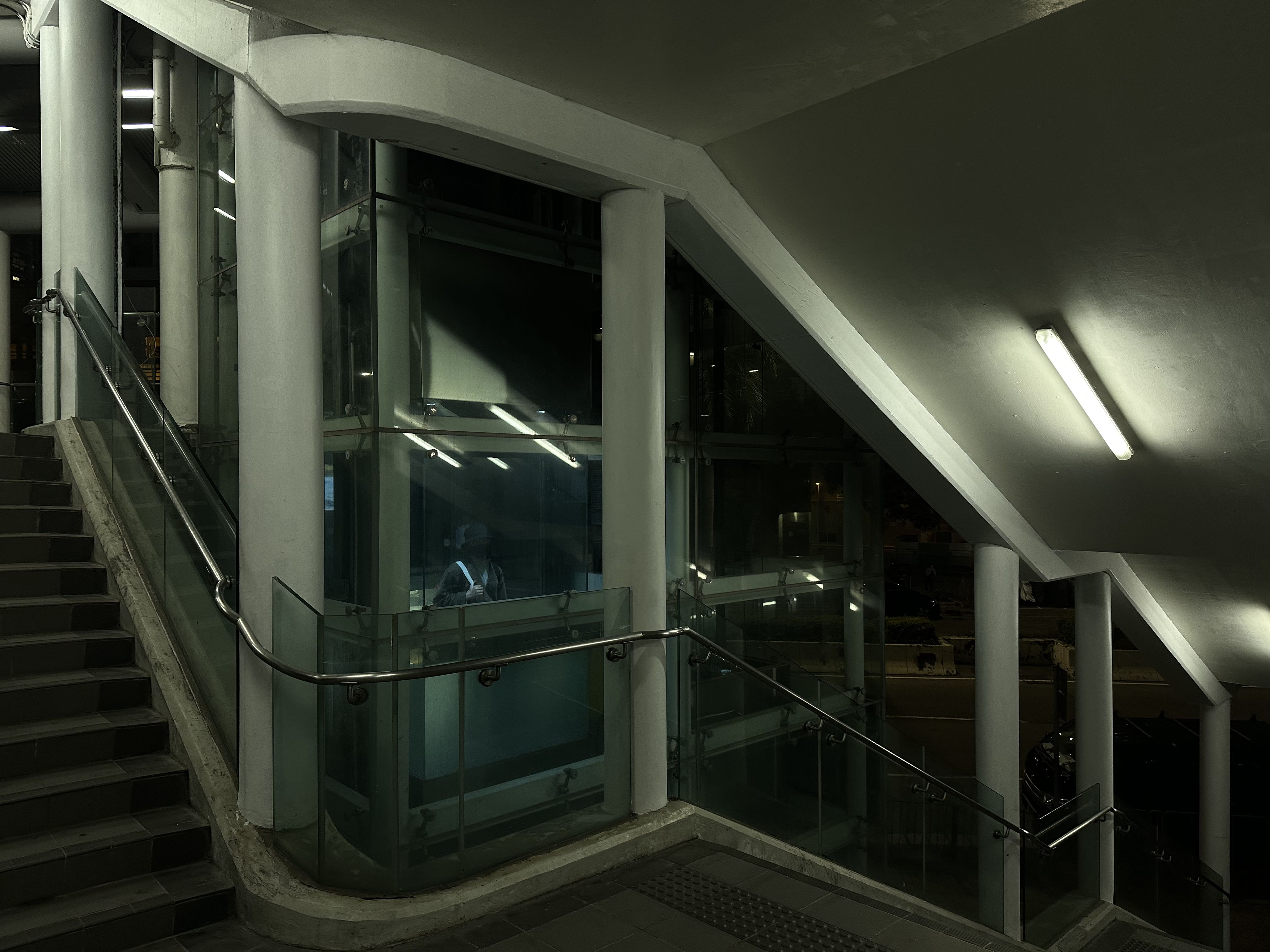 从楼梯间拍摄一部升降机的外壳。