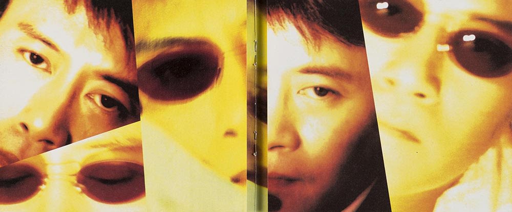 《罗文多面体》镭射唱片歌词小册跨页，当中可见五个大小不一的框，里面分别印有罗文的脸部特写，带有黄色色调。他在部分照片中戴了太阳眼镜。