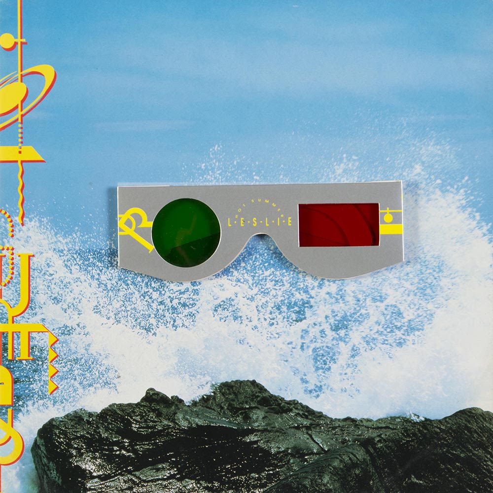 张国荣《Hot Summer》黑胶唱片歌词册子封面的背景可见海浪拍岸，溅起水花。随唱片附送的3D眼镜放置在中央，左边的绿色镜片是圆形的，右边的红色镜片则是长方形的。