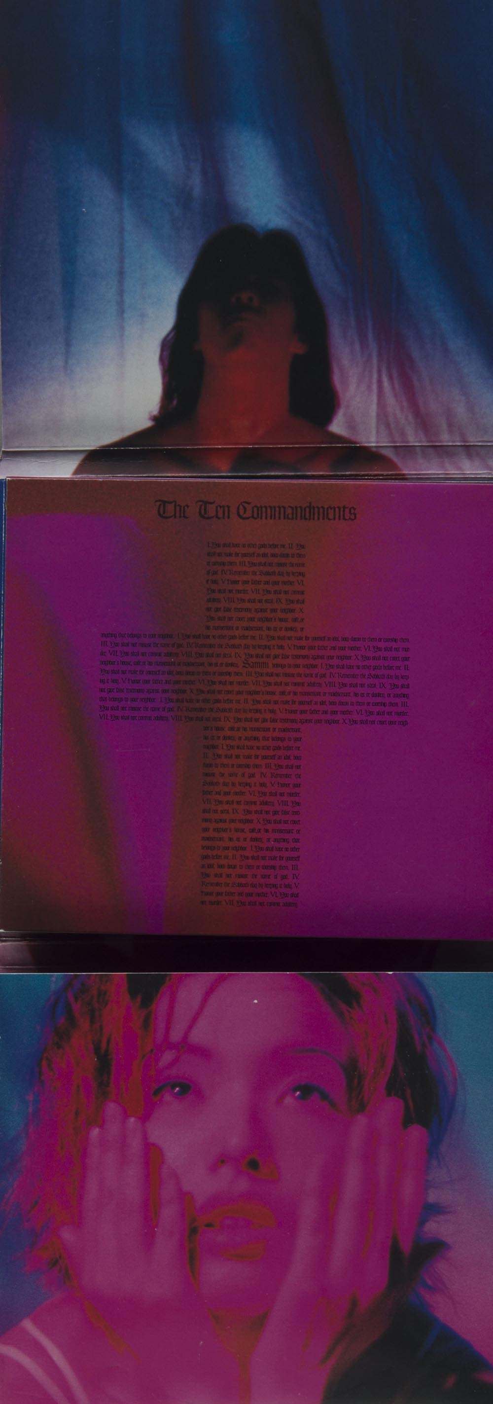 郑秀文《十诫》镭射唱片的三折封套，照片带有颗粒效果。上页可见一长发男子的正面剪影，身后为蓝紫色的帘幕。中间页面的紫红色背景上有以黑色英文字句排列而成的十字架。下页则有紫红和蓝色色调的郑秀文肖像，她目光朝上仰视，并把双掌拍在脸上。