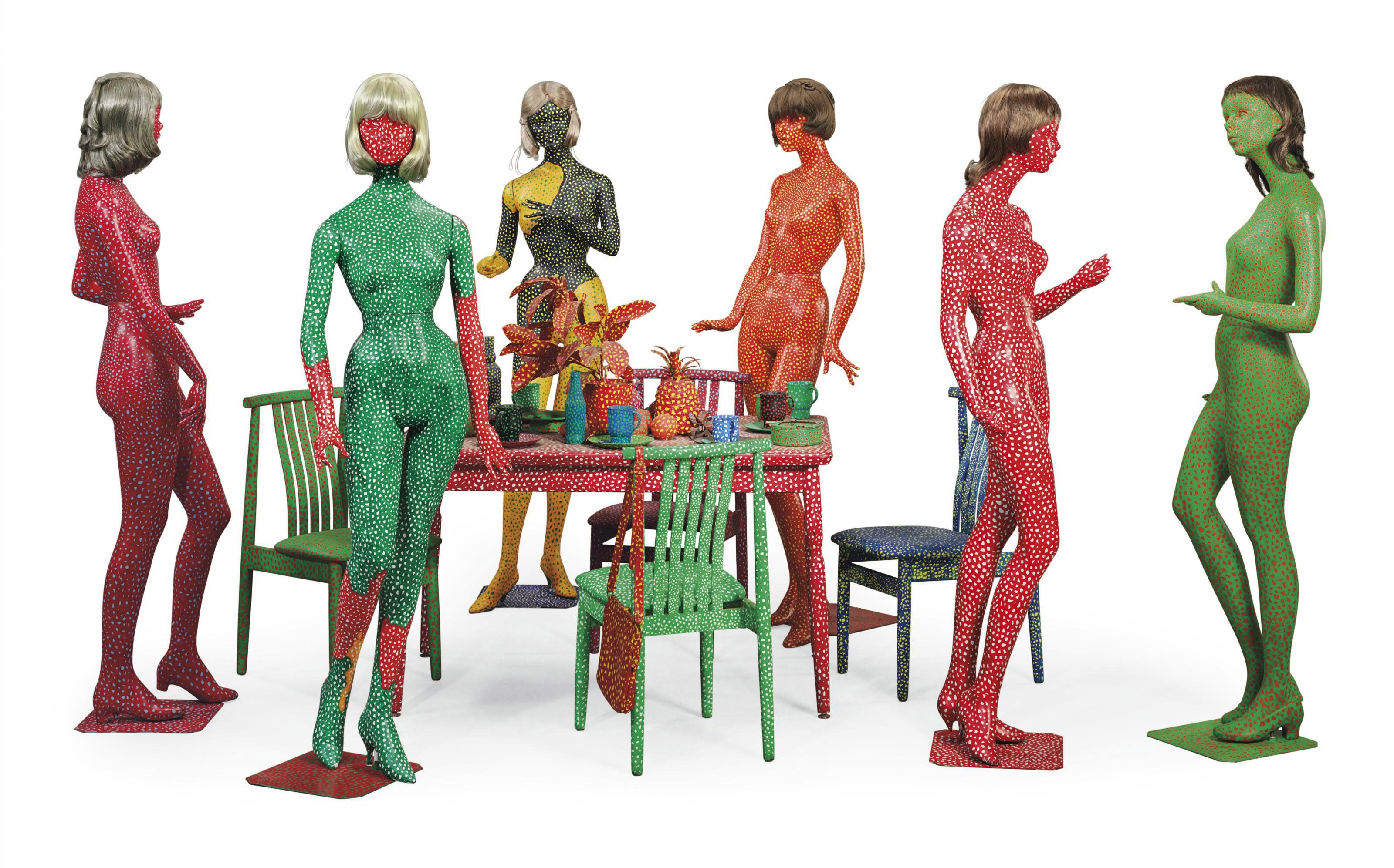 装置作品中，六具头戴假发的成年女性人体模型立于一组桌椅外围，当中有四张椅子和一张桌子。桌上放着盆栽、水果和餐具，营造社交聚会般的环境。所有物件都涂上色彩鲜艳、不断重覆的圆环图案，被草间称为「无限之网」。