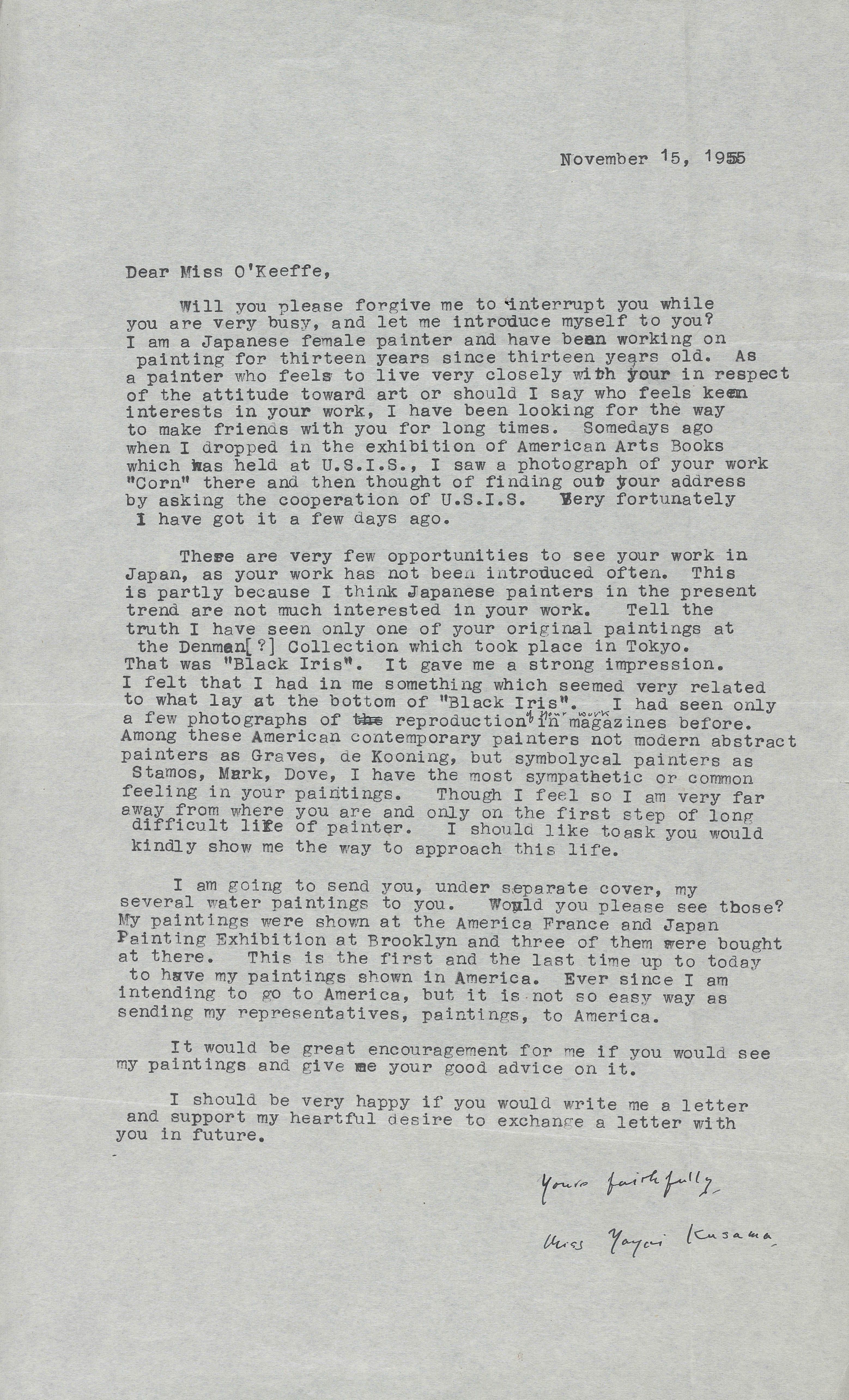 草间弥生写给乔治亚·欧姬芙的信，日期为「1955 年 11 月 15 日」。这封只有一页的信由打字机打成，开首为草间的自我介绍，接着她详细讲述了如何接触到欧姬芙的作品，以及表达了她渴望与这位美国艺术家建立友谊和交流的期盼之情。草间亦提到她会随函将其画作寄给欧姬芙，就开展艺术家生涯寻求意见。