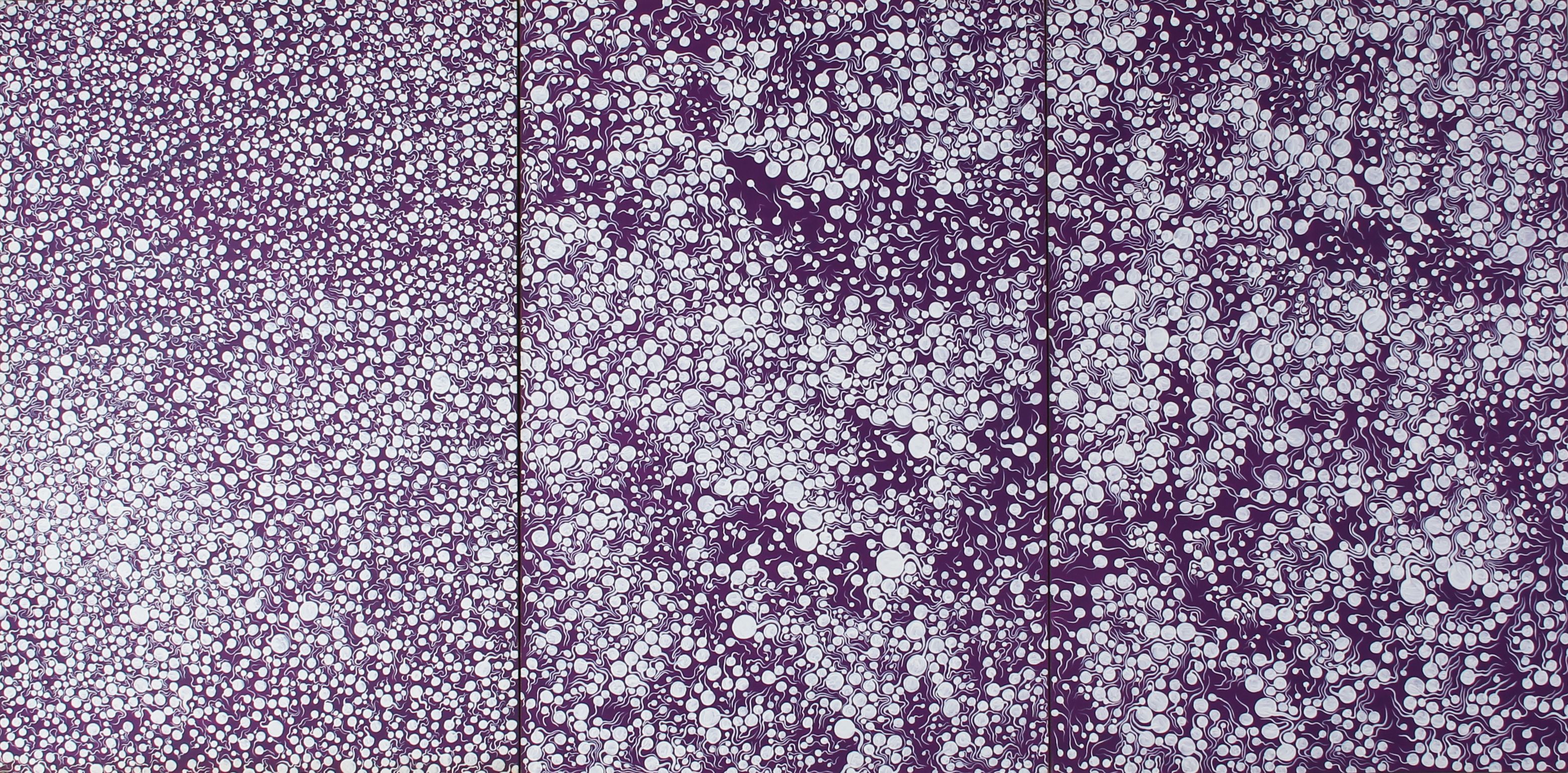 塑胶彩布本三联画的紫蓝色背景上，满布大量圆头卷尾的白点。最左边的画布板上白点最密集。