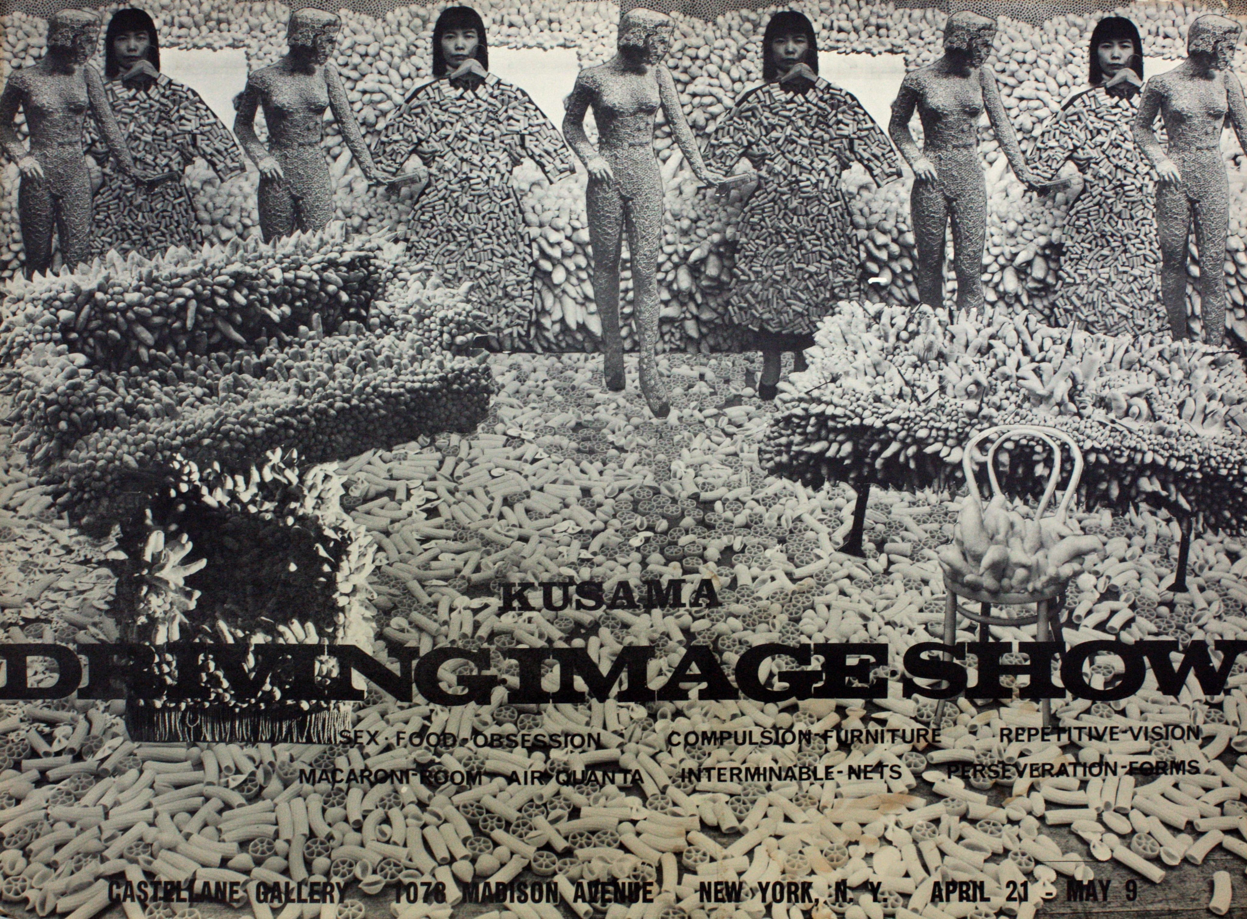 草间弥生的「驱迫意象 」展览之海报，展览在1964年4月21日至5月9日于卡斯特兰尼画廊举办。画面顶部可见艺术家举起一件覆盖通心粉的连身裙的图像，还有满布圆点的女性人体模型图像，两者交替地重覆。前景的沙发和椅子被突出状填充织物覆盖。展览标题下方有几行英文小字，包括「性−食物−执迷」、「强迫−家具」、「重复−视觉」、「通心粉−房间」、「空气−量子」、「无休止−网」和「坚持−形态」。