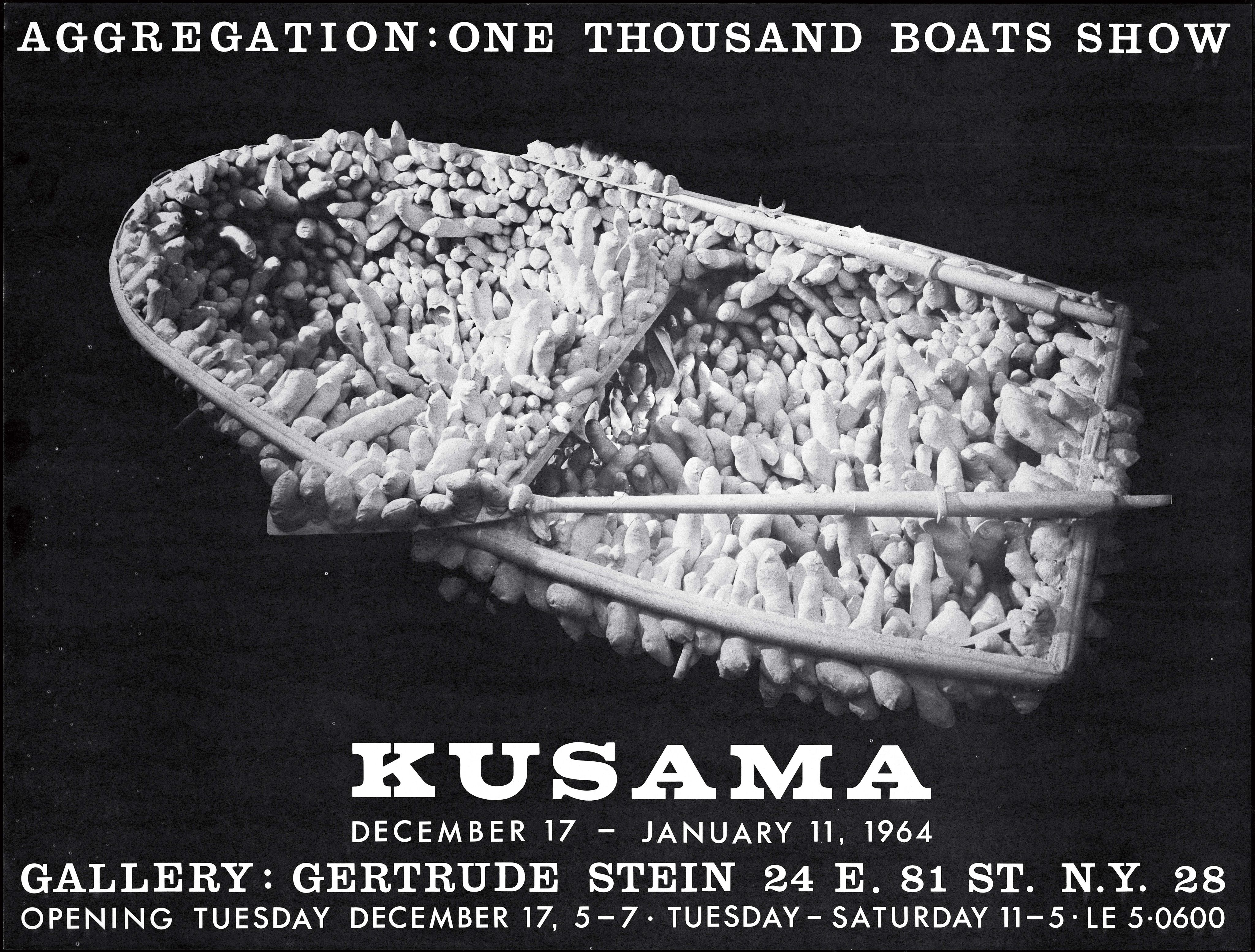 草间弥生在纽约格特鲁德·斯坦画廊举行的「聚积： 千船会」展览海报，日期为1963 年 12 月 17 日至 1964 年 1 月 11 日。黑色背景的中央呈现一只小船雕塑，整只船和两支桨上都覆盖着以白色突出状的填充织物。画廊的地址和开放时间列于海报最下方，分别是「纽约东81街24号」和「周二至周六，11时至5时」。
