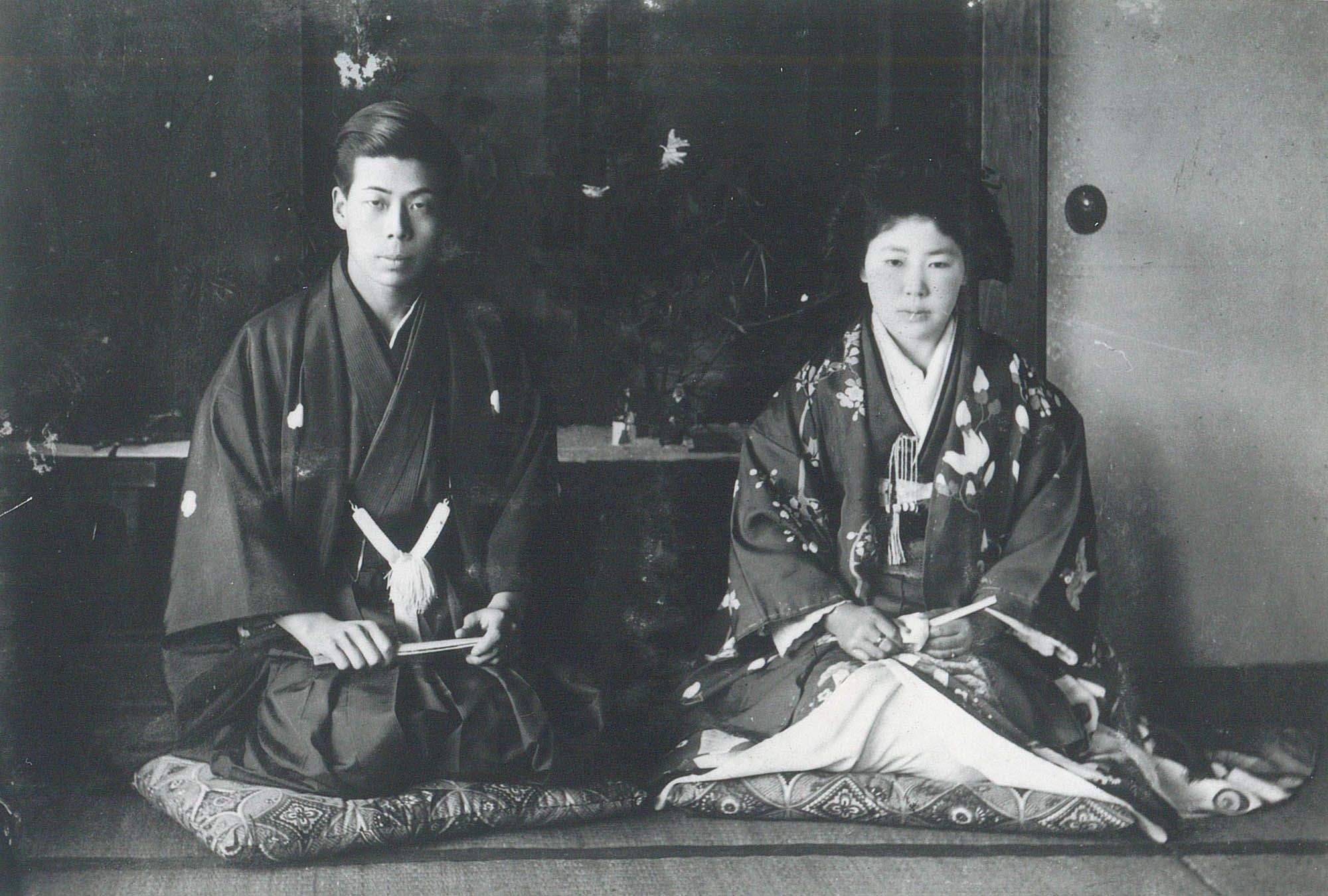 黑白照片中可见看来正值二十或三十多岁的草间弥生父母间。他们以传统「正坐」方式屈膝跪坐在拜壂上，庄严地望向镜头。草间的母亲身穿精致的和服，头发盘成一个髻，而她的父亲则穿着黑色和服，手执一把扇子搁在大腿上。