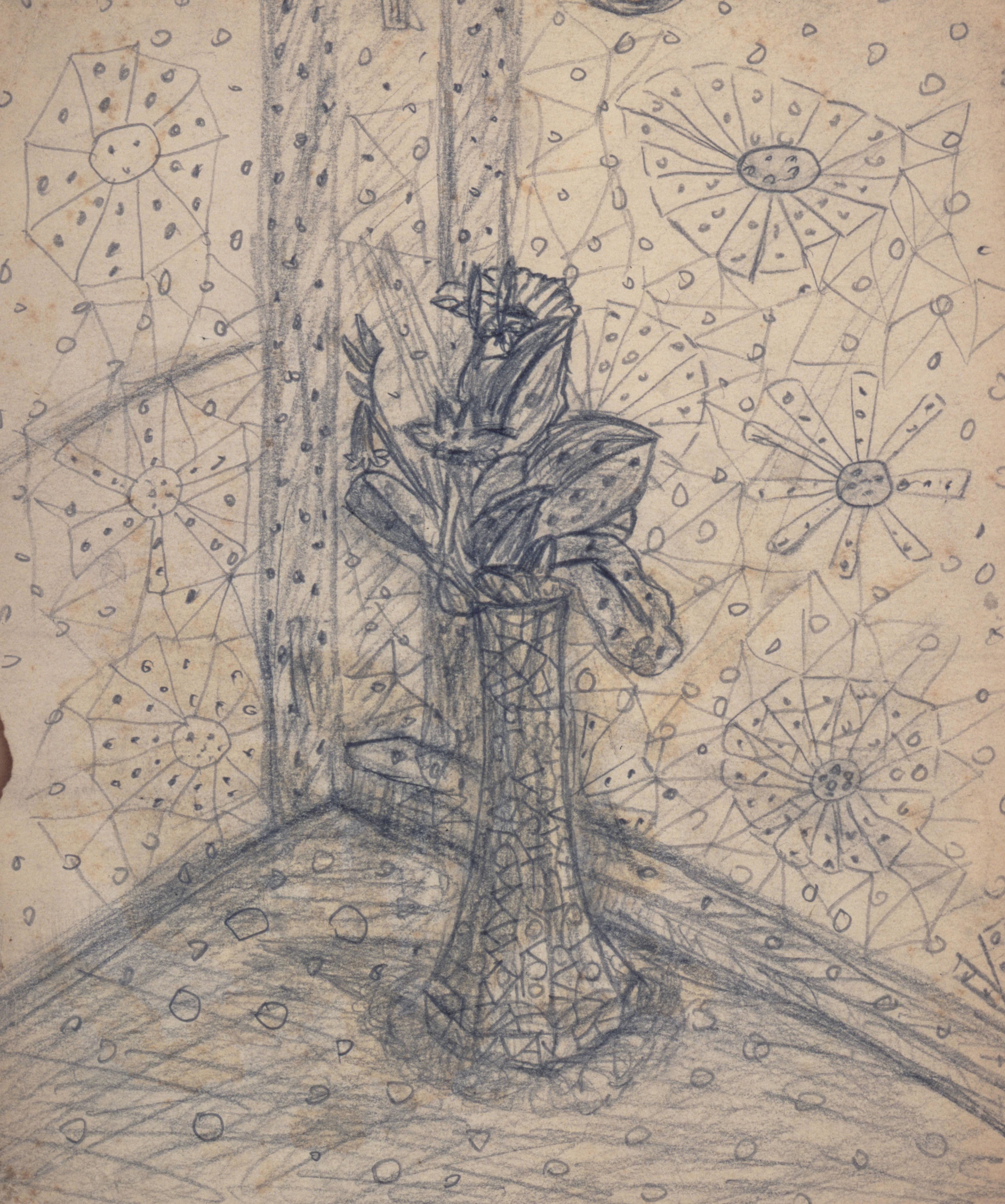 铅笔纸本绘画中，房间角落的花瓶内精致地插着一束花。花瓶的外形具有装饰性，底部呈多边形。墙壁和地板上不规则地涂上由圆形和线条组成的网状图案，当中一些几何状的花形图案散布于墙壁上。