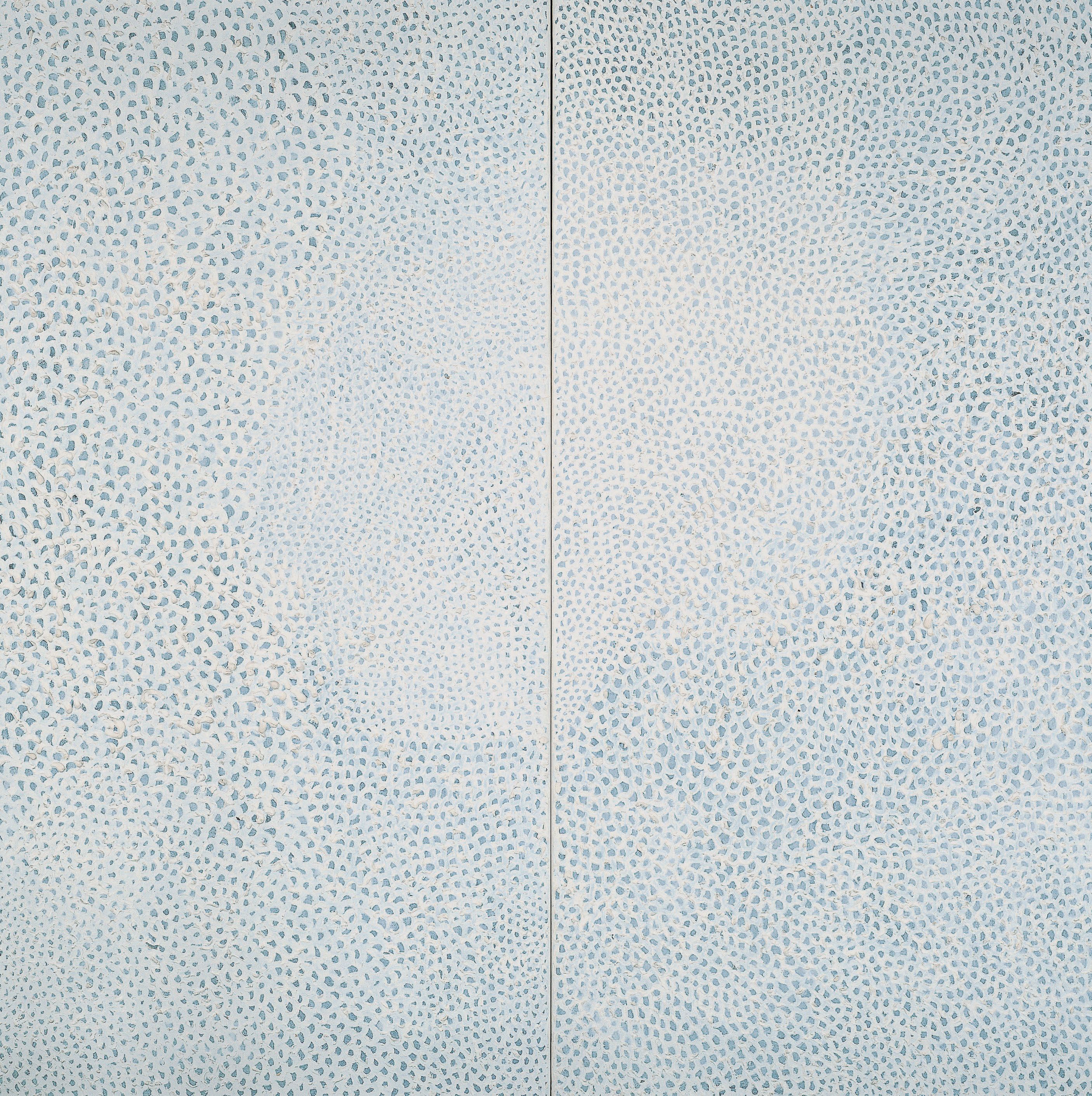 油彩布本双联画描绘错综复杂、盘旋起伏的浅淡蓝灰色图案，当中持续呈现白色的圈。图案愈近画面中心就愈紧密。